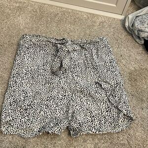 Elastic waistband flowy shorts!